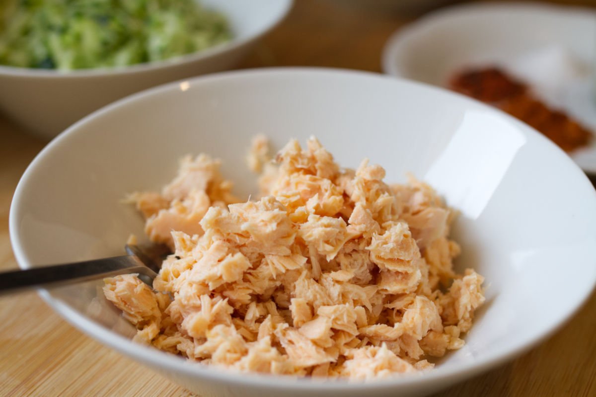 A bowl of flaked tinned salmon.