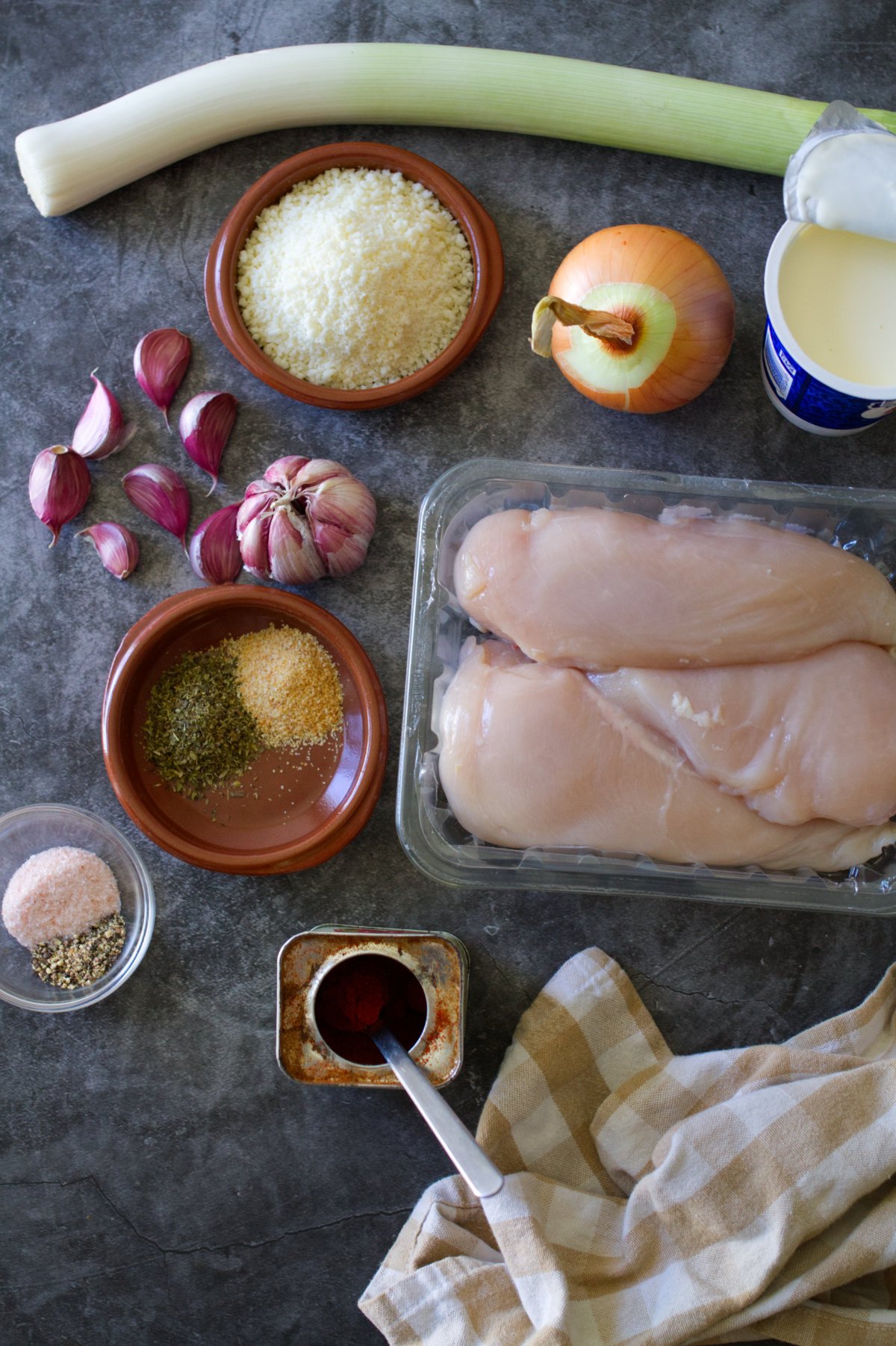 Ingrdients used to make creamy garlic chicken with leek and parmesan cheese. 