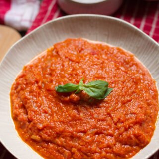 a bowl of marinara sauce