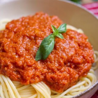 A bowl of Spaghetti with marinara sauce