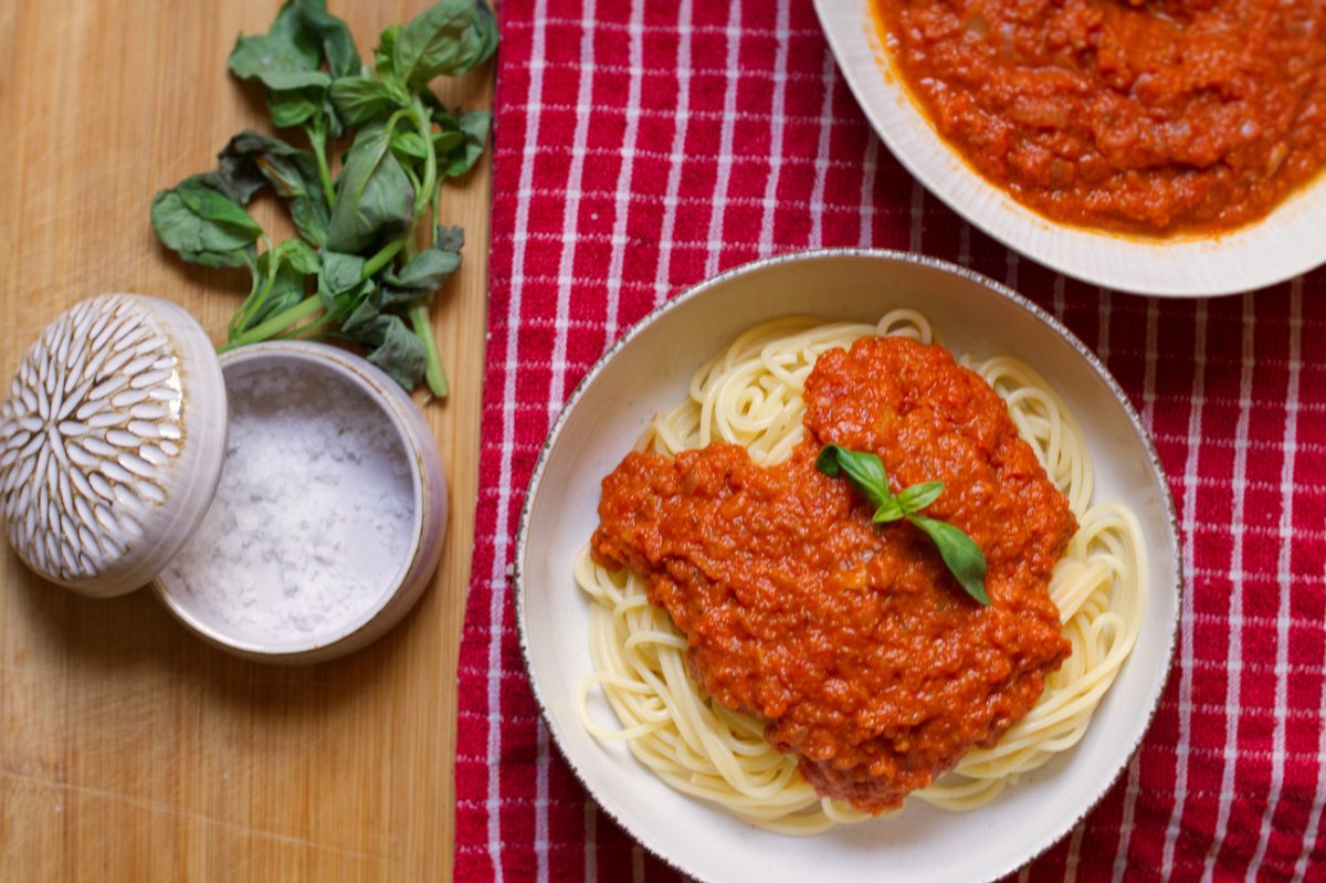 A bowl of Spaghetti with marinara sauce