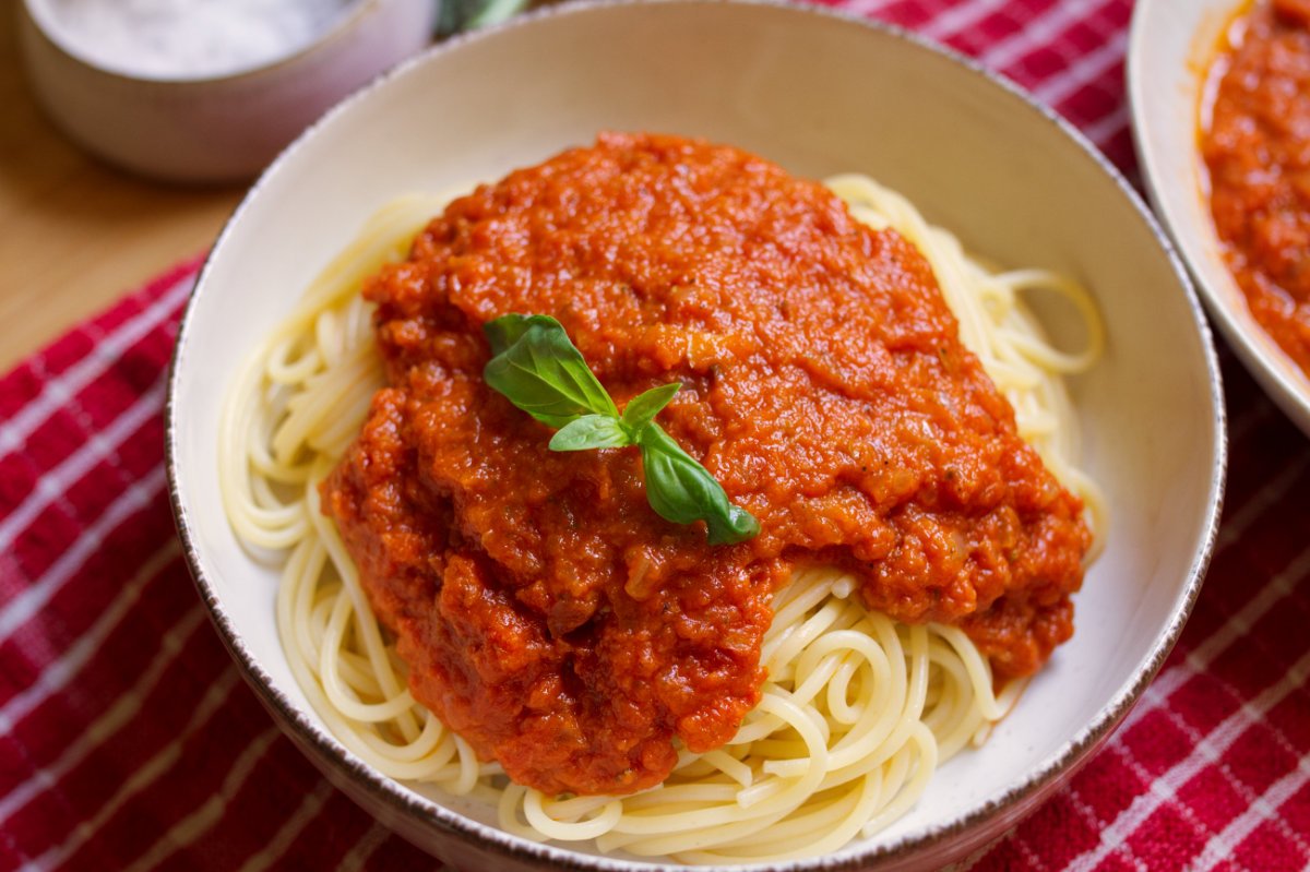 A bowl of Spaghetti with marinara sauce