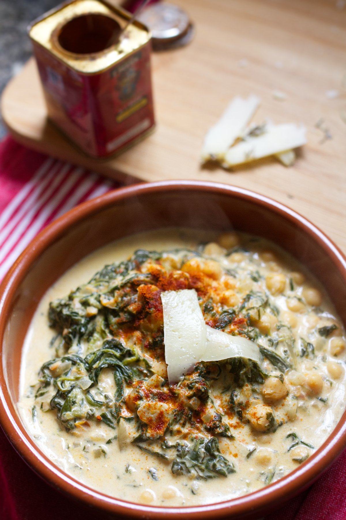 creamy-spinach-and-chickpeas-v5 - happymediterranean.com A bowl of creamy spinach and chickpeas with manchego cheese