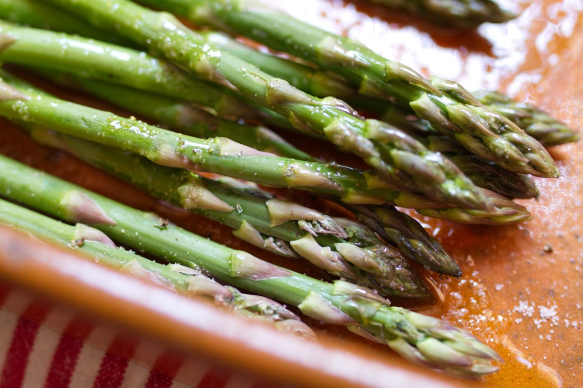 roast-asparagus-v7 - happymediterranean.com raw asparagus in a casserole dish