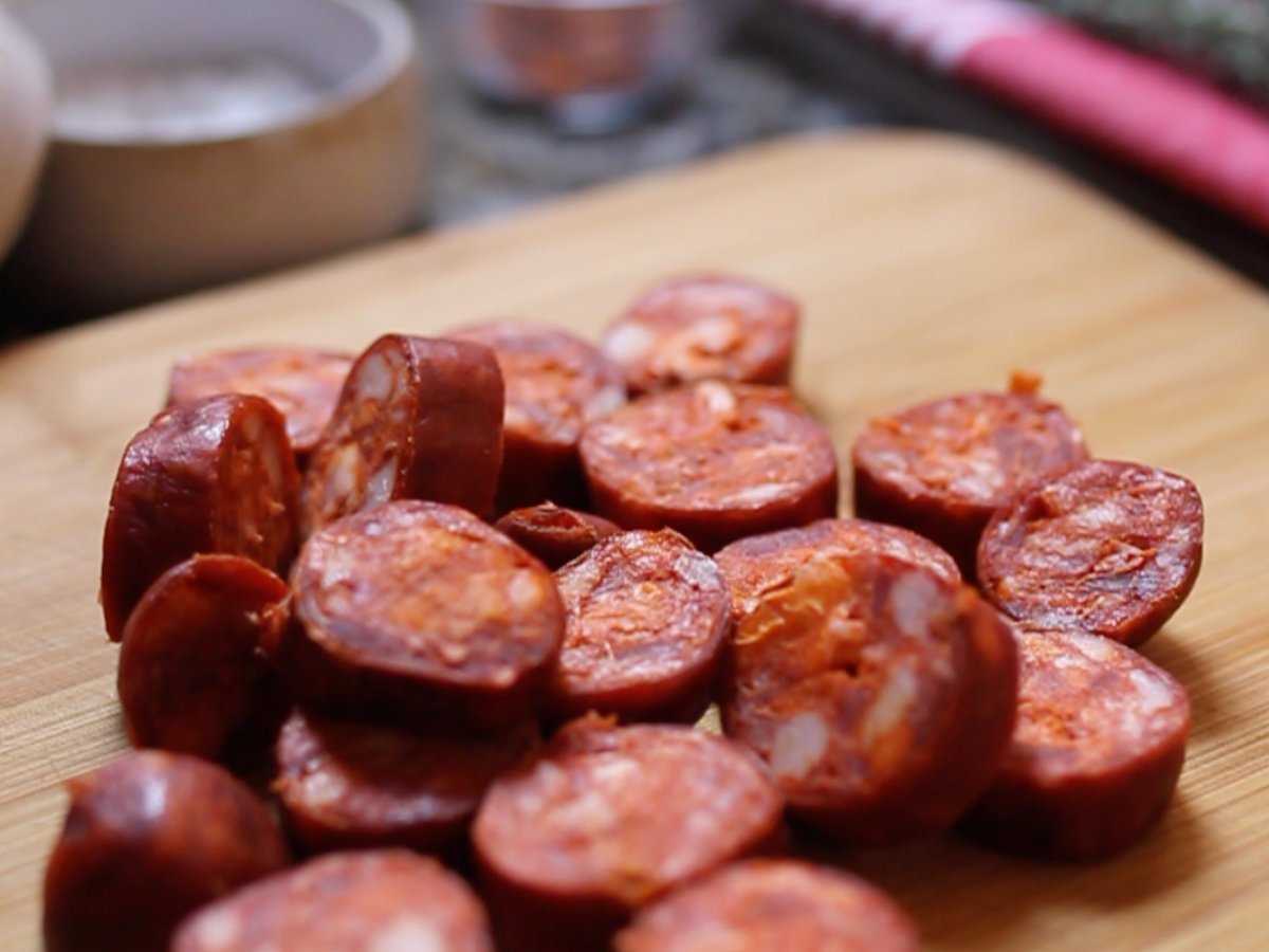 spanish-chorizo-sliced - happymediterranean.com slices of fresh Spanish chorizo