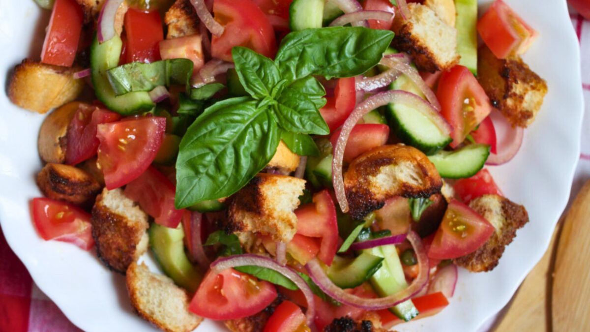 Panzanella Salad Tuscan Tomato and Bread Salad 4 - happymediterranean.com A bowl of Panzanella salad