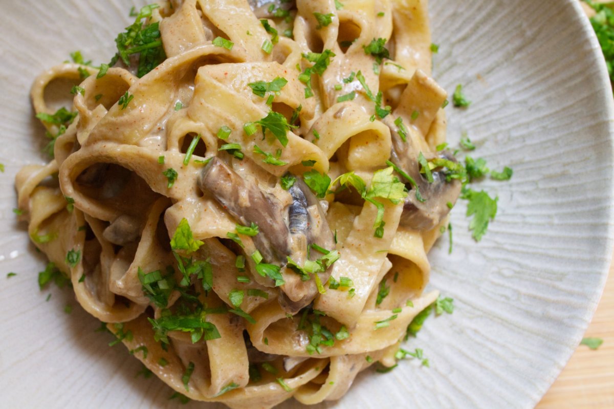 creamy mushroom pasta-v14 - happymediterranean.com A bowl of creamy mushroom pasta