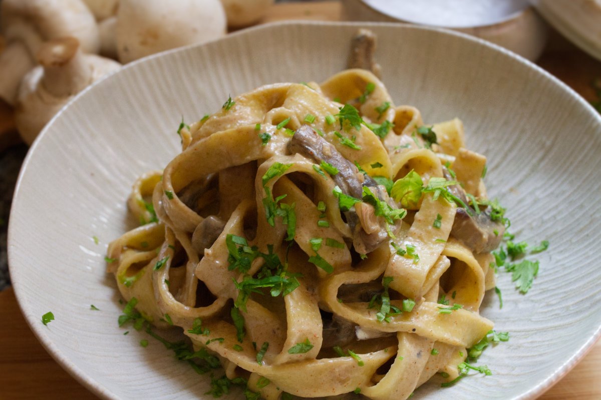 creamy mushroom pasta-v15 - happymediterranean.com A bowl of creamy mushroom pasta