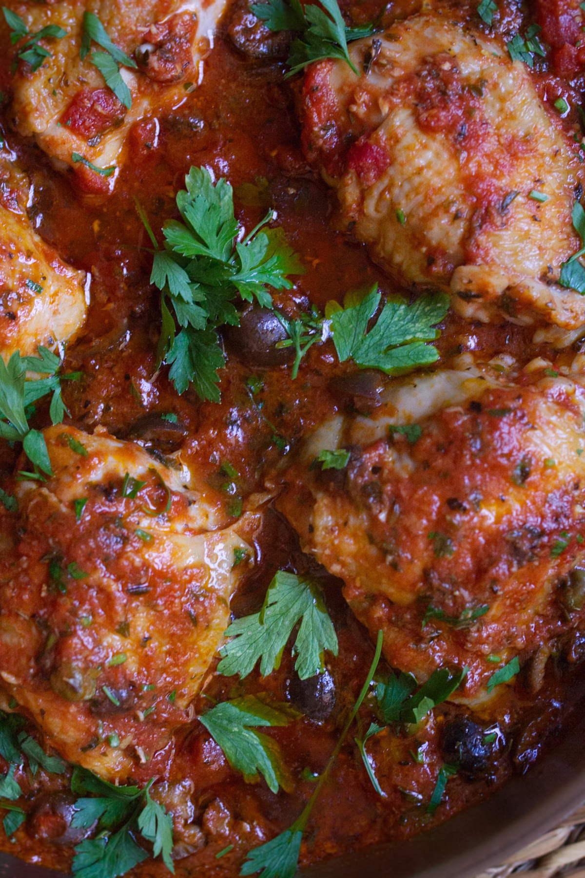 a large pan of chicken puttanesca