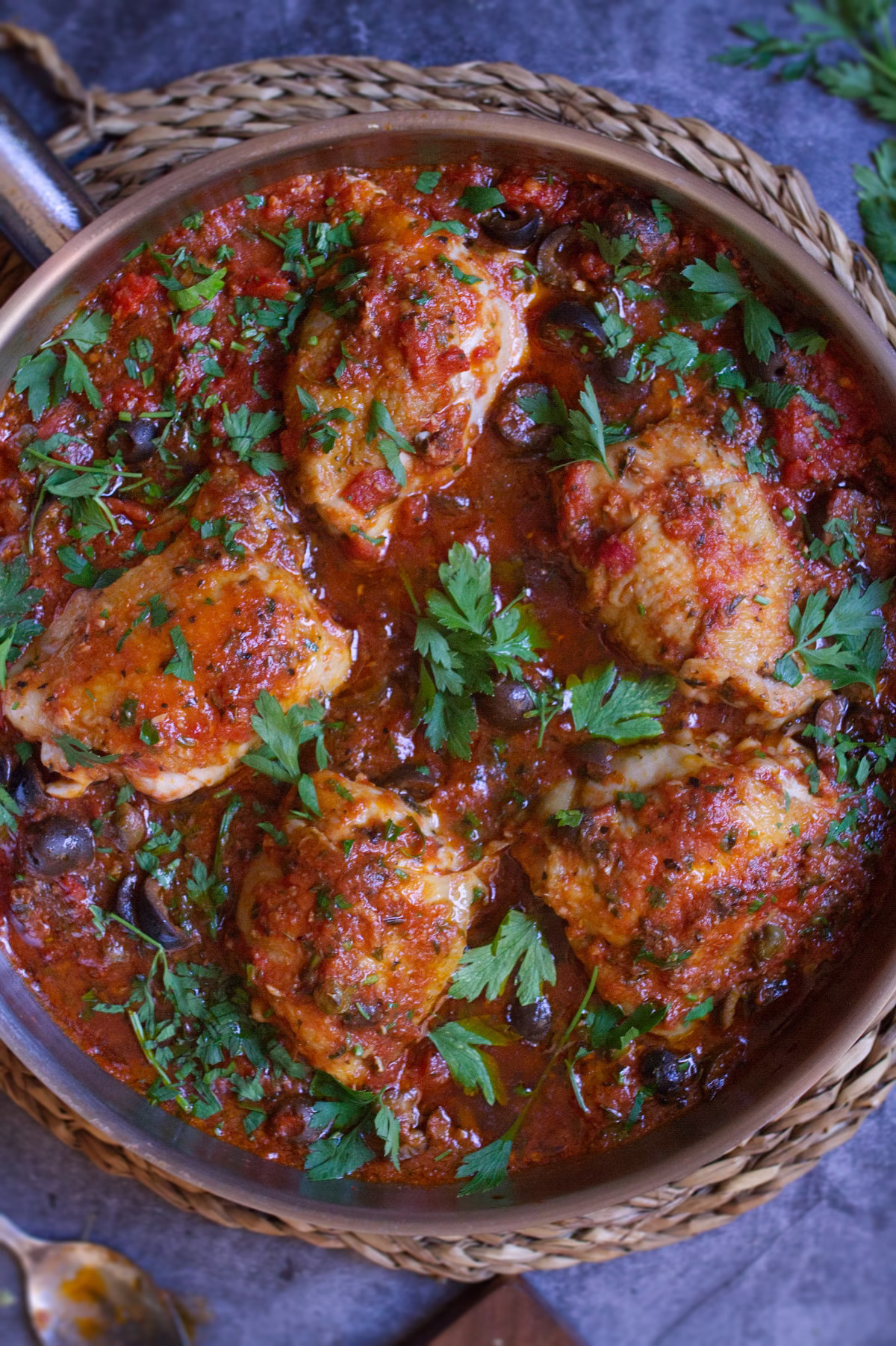 a large pan of chicken puttanesca